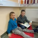 Schüler und Schülerinnen der dritten Klasse lesen vor